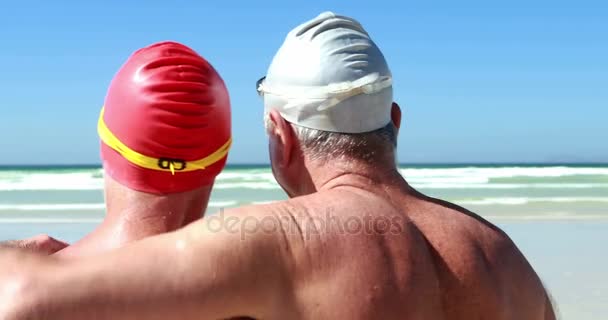 Casal sênior desfrutando juntos na praia — Vídeo de Stock