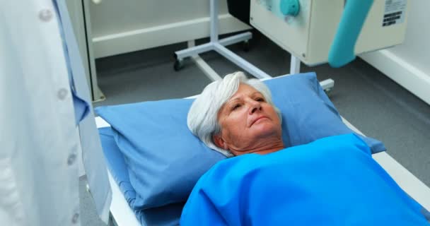 Старшая женщина проходит рентгеновский анализ — стоковое видео