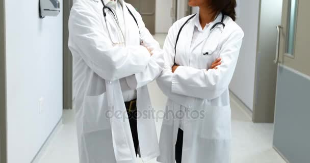 Retrato de médicos de pé com os braços cruzados no corredor — Vídeo de Stock