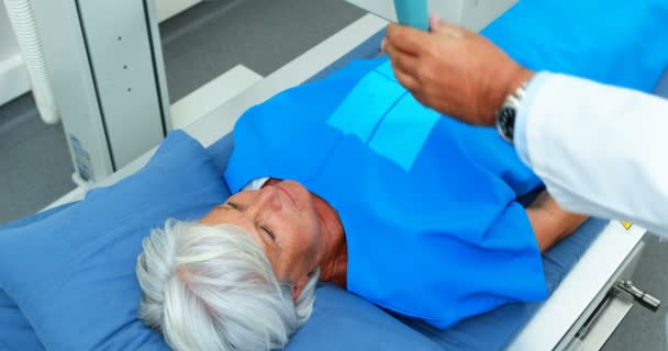 Senior vrouw ondergaan een x-ray test — Stockvideo