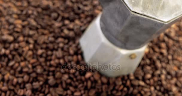 Cafetière avec grains de café et tasse à café — Video