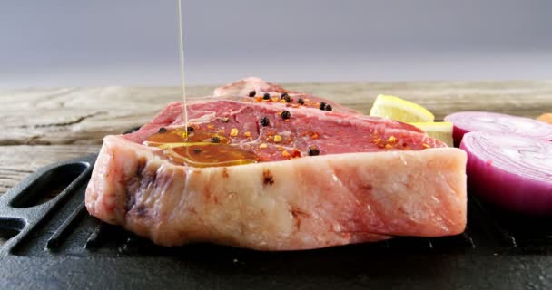 Ropa se nalil na marinovaný steak — Stock video