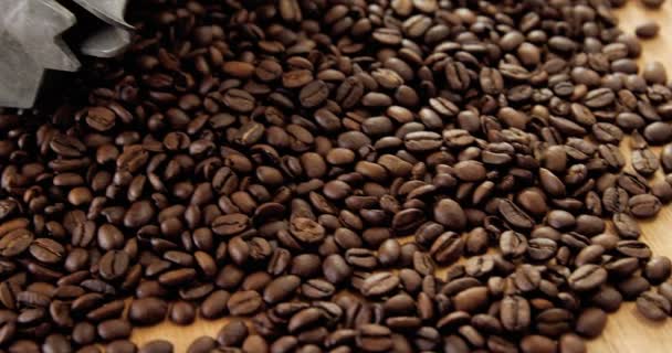 Grãos de café com cafeteira metálica — Vídeo de Stock