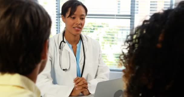 Par att prata med läkare i klinik — Stockvideo
