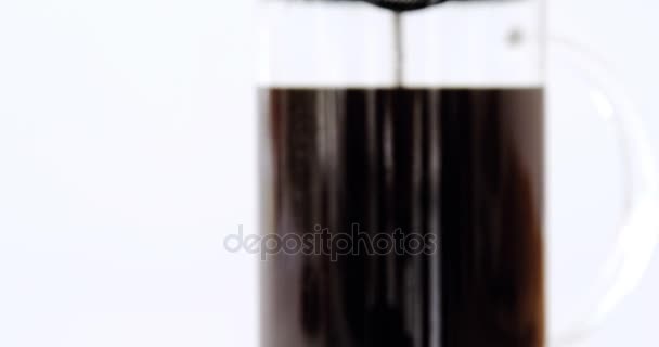 Cafetiere e uma xícara de café preto na mesa — Vídeo de Stock