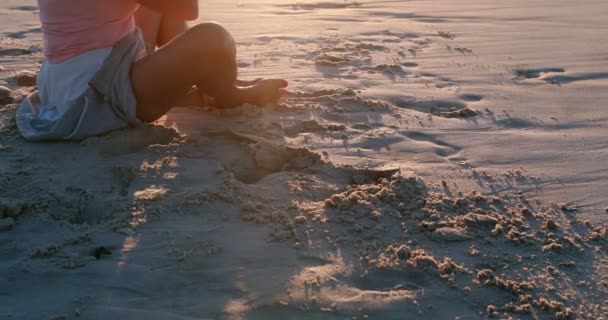 Femme âgée faisant du yoga sur la plage — Video