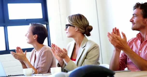 Ejecutivos aplaudiendo en una reunión — Vídeos de Stock