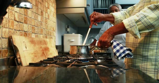 Senior paar bereiden van voedsel in de keuken — Stockvideo