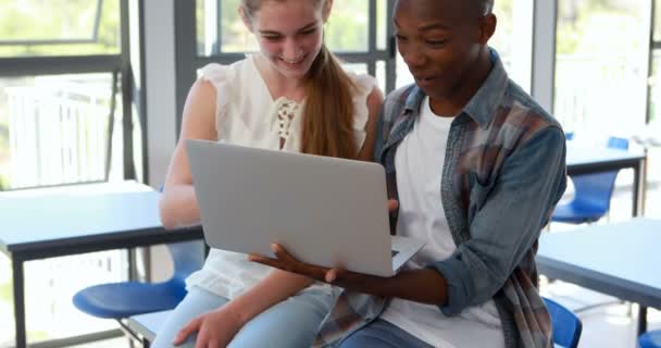 Estudantes usando laptop em sala de aula — Vídeo de Stock