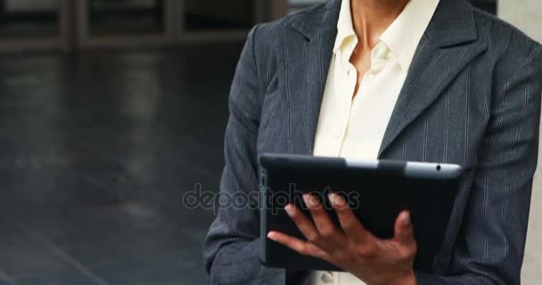 Executivo sorrindo usando tablet digital — Vídeo de Stock