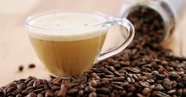 Tasse de café avec grains torréfiés renversés — Video