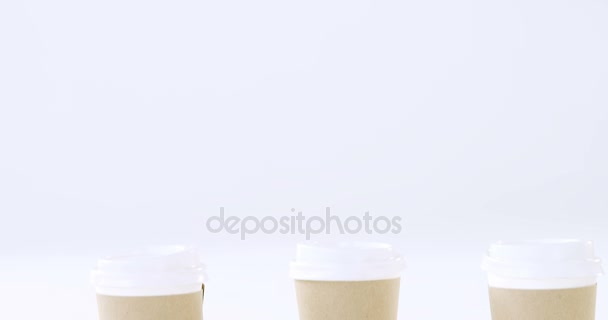 Disponibla kaffekoppar på vit bakgrund — Stockvideo