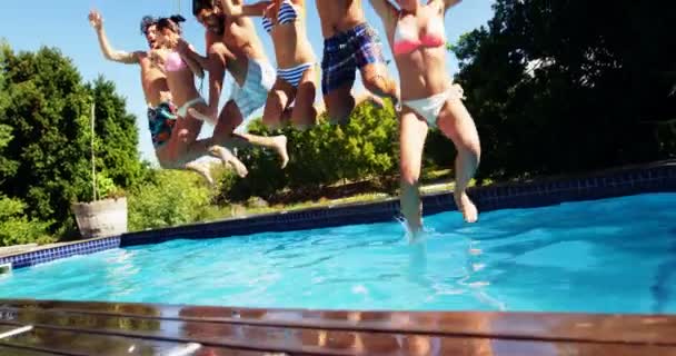 Happy vrienden springen in het zwembad — Stockvideo