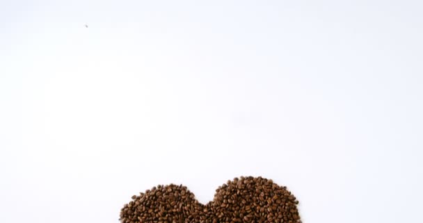 Kávová zrna tvoří ve tvaru srdce — Stock video