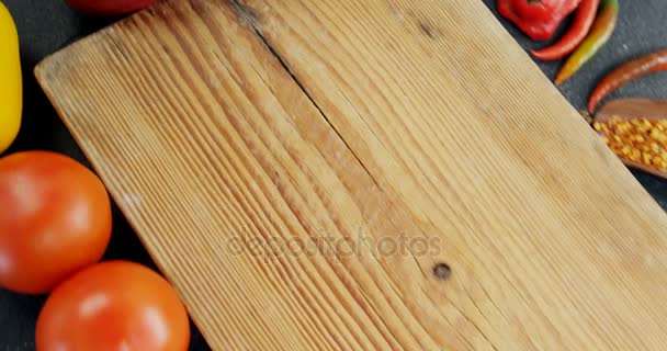 Tablero de madera e ingredientes — Vídeo de stock