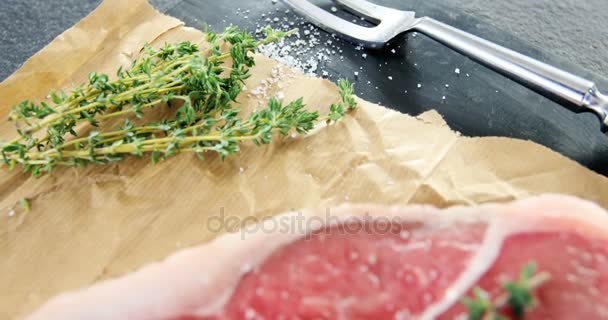 Costeleta de lombo e ingredientes na tábua de corte — Vídeo de Stock