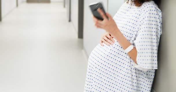 Zwangere vrouw praten op mobiele telefoon in gang — Stockvideo