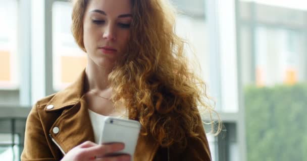 Ejecutiva femenina usando teléfono móvil — Vídeos de Stock