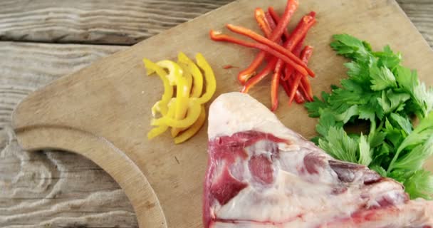 Raw meat, parsley and chopped vegetables on wooden board — Stock Video