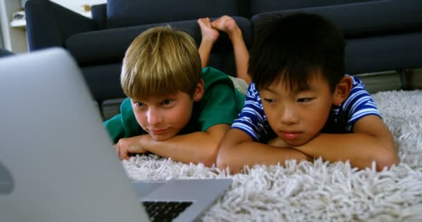 Siblings using laptop in living room — Stock Video