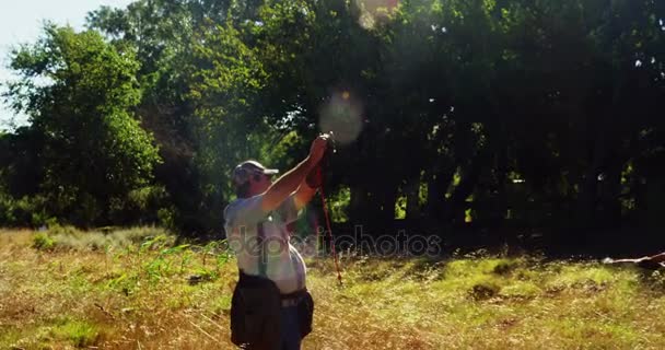 Águia de falcão empoleirada na mão do homem — Vídeo de Stock