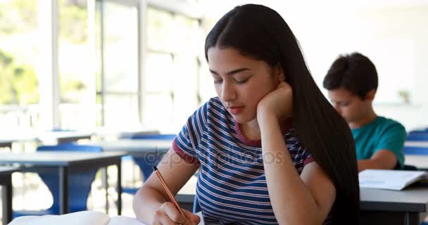 Estudiante estudiando en el aula — Vídeos de Stock