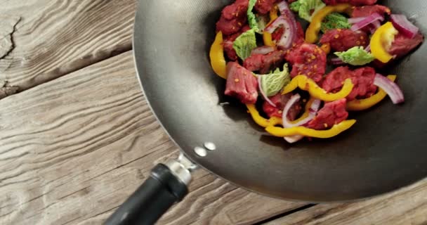 Pedaços de carne crua marinados com ervas e pimenta amarela — Vídeo de Stock