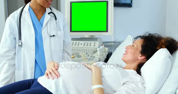 Medico che interagisce con una donna incinta — Video Stock