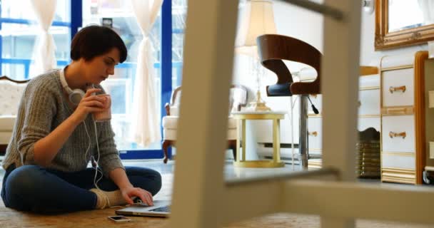 Vrouw met mobiele telefoon in de woonkamer — Stockvideo