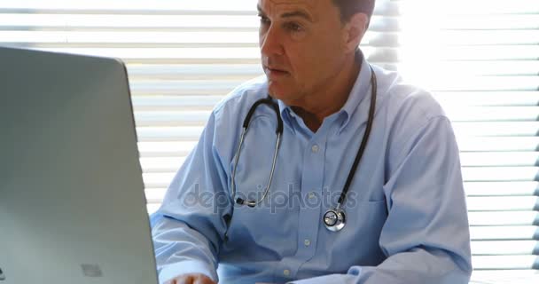 Médico masculino trabalhando em computador pessoal — Vídeo de Stock