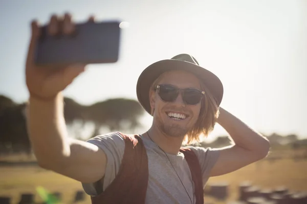 Mann macht Selfie vom Handy — Stockfoto