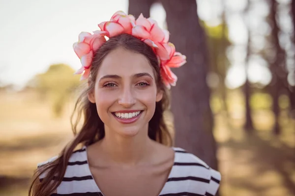 Vrouw met bloemen — Stockfoto