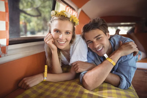 Paar entspannt im Lieferwagen — Stockfoto