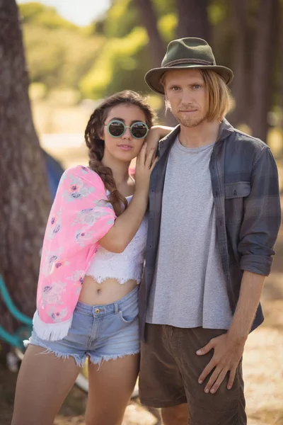 Pareja de pie en el campo — Foto de Stock