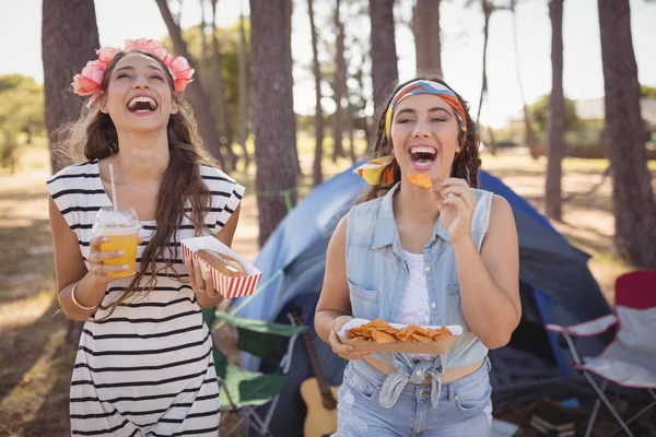 Vrienden eten van snacks — Stockfoto