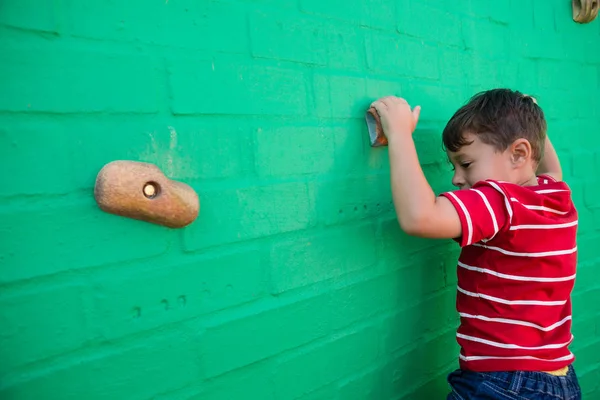 Parede de escalada menino no parque infantil — Fotografia de Stock