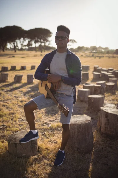 Hombre de pie con guitarra — Foto de Stock