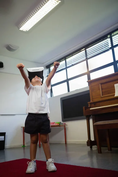 Jongen dragen virtual reality-simulator — Stockfoto