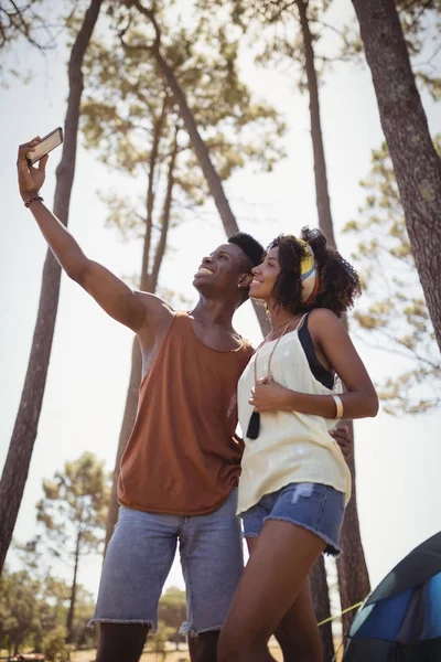 Ζευγάρι κάνοντας κλικ selfie — Φωτογραφία Αρχείου