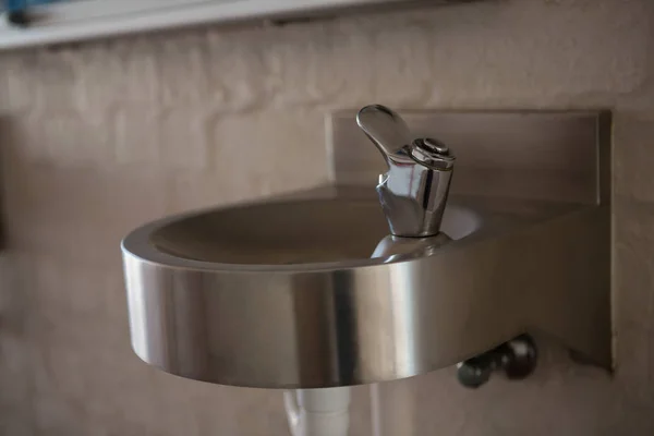 Vattenkran på diskbänken i skolan — Stockfoto