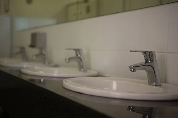 Grifos en el lavabo en el baño —  Fotos de Stock