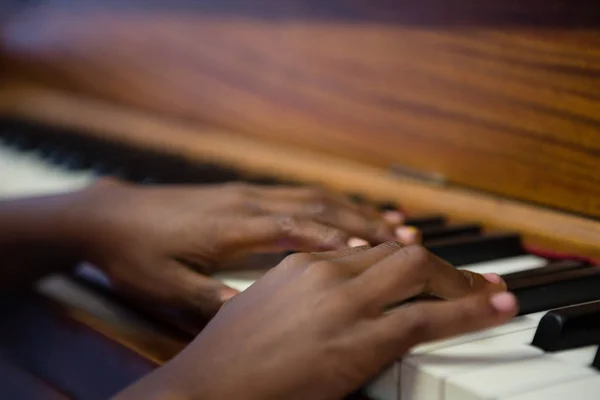 Niño tocando el piano — Foto de Stock