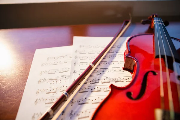 Violin with sheet music on table — Stock Photo, Image