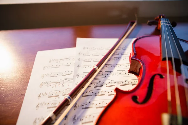 Violon avec partition sur table — Photo