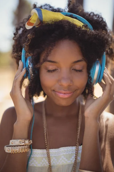 Mujer escuchando música —  Fotos de Stock