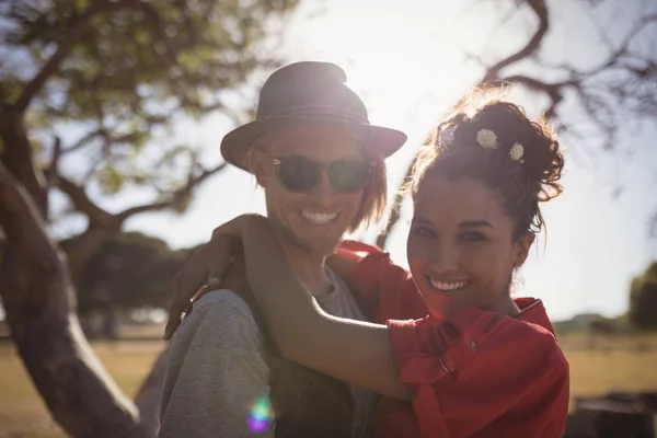 Pareja abrazando en campo — Foto de Stock