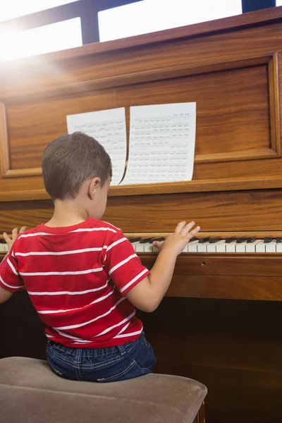 Junge spielt Klavier — Stockfoto