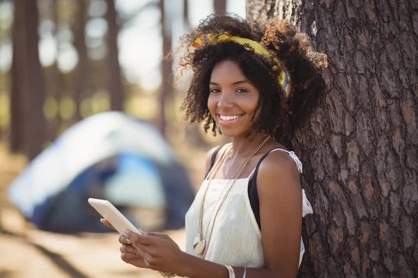 Flicka med smarttelefon — Stockfoto