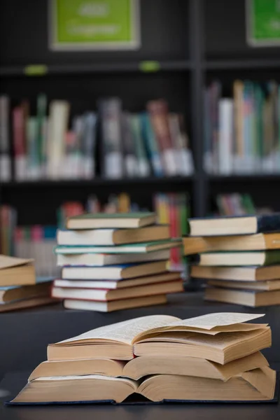 Tablo raf karşı yığında kitaplar — Stok fotoğraf