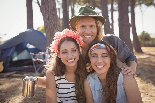 Friends against tent camping — Stock Photo, Image